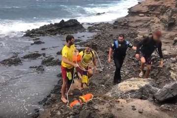 Rescatados cuatro jóvenes en apuros en la Cueva de la Reina Mora, en la costa de La Garita (Foto TA)